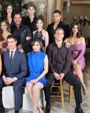 Jennifer Gareis Instagram - OFFICIAL CAST PHOTO 
@boldandbeautifulcbs 
 Thanks to the Bell family, we have had 38 incredible years!!