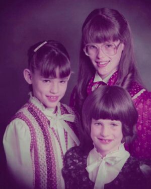 Jennifer Garner Instagram - My sisters’ birthdays fall on either side of this week, just as my sisters landed on either side of me. Smashed in the middle, right between Melissa and Susannah, is where I belong—more than any other spot on the planet. I’m more and more grateful to be the middle Garner Girl, buffered from the world by one big and one little. Happy birthday, Sisters. ♥️