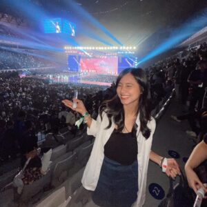 Jennifer Rachel Natasya Instagram - Happy 13th Anniversary JKT48🎉

Bangga banget melihat tempat aku grow up as a teenager semakin besar dan berkembang, bahkan konser di venue kemarin…

Lucu banget nonton, nuker tiket, nyanyi, joget dari pov yang lain it was superr fun, jadi bisa ngerti ohh gini rasanya yaa nonton jeketi emang seru 😆

Abis nonton aku jadi punya oshi baru, kalo kamu oshinya sekarang siapa? hahahaha