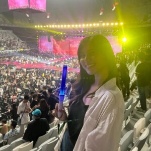 Jennifer Rachel Natasya Instagram - Happy 13th Anniversary JKT48🎉

Bangga banget melihat tempat aku grow up as a teenager semakin besar dan berkembang, bahkan konser di venue kemarin…

Lucu banget nonton, nuker tiket, nyanyi, joget dari pov yang lain it was superr fun, jadi bisa ngerti ohh gini rasanya yaa nonton jeketi emang seru 😆

Abis nonton aku jadi punya oshi baru, kalo kamu oshinya sekarang siapa? hahahaha