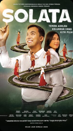 Jennifer Rachel Natasya Instagram - SOLATA [Teman Adalah Keluarga Yang Kita Pilih]
Produksi: Walma Pictures & Indonesia Sinema Persada
Didukung Kerukunan Keluarga Sulawesi Selatan

Angkasa merasa tak punya alasan lagi untuk tinggal di Jakarta. Di hari bersamaan, ibunya meninggal setelah sakit beberapa lama dan ia juga kehilangan pekerjaan yang dicintainya selama beberapa waktu. Dan tak lama setelahnya ia meledakkan pertengkaran hebat dengan Lembayung, perempuan yang selama 7 tahun mengisi hidupnya.

Maka Angkasa memutuskan “melarikan diri” dari Jakarta dengan menjadi relawan pengajar Kelas Jauh di program Nusantara Berbakti. Ia tak menyangka akan ditugaskan di sebuah dusun pedalaman nan cantik bernama Ollon di Toraja, Sulawesi Selatan. Sebuah tempat yang pernah sangat berkesan bagi kedua orangtuanya.

Di Ollon, Angkasa bertemu kenyataan pahit: sekolah dasar tempatnya mengajar lebih mirip kandang babi. Tapi tanggung jawab mesti dijalankan. Dan dimulailah petualangan tak terbayangkan dari Angkasa. Petualangan yang berawal dari pertemuannya dengan 6 siswa-siswinya dengan nama- nama unik. Kesemuanya punya nama depan yang mirip dengan nama-nama presiden Indonesia.

Film SOLATA [Teman Adalah Keluarga Yang Kita Pilih] di bioskop seluruh Indonesia 2025.

Ikuti informasinya via IG @indonesiasinemapersada @solatathemovie Tiktok @indosinemapersada @solatathemovie X @solatathemovie Facebook Solata Mov dan YouTube Channel Indonesia Sinema Persada