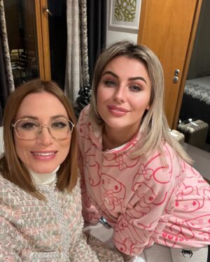 Jennyfer Chachat Instagram - La vrai amitié ce n’est pas d’être inséparable, c’est d’être séparées et que RIEN NE CHANGE! 👯‍♀️
@romane.lmr_off 

#amies #bff #bestfriend #bffgoals #paris #LAA #lesapprentisaventuriers #les50 #tvrealite #gossipgirl