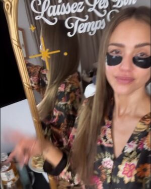 Jessica Alba Instagram - #SuperBowl weekend with my girls ☺️💗 NOLA, you were everything - we ate the best food @lapetitegrocery @galatoiresnola, stayed at the dopest hotel #MaisonMetier, and made the sweetest memories - such a blast ✨ 

Thank you @toddgraves and the entire @raisingcanes team for the incredible hospitality ❤️ What a weekend! & congrats to the @philadelphiaeagles on taking home the gold 🦅🏆 #SBLIX #RaisingCanes #Nola