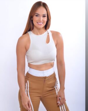 Jessica Cerezo Instagram - Y si empezamos……..no desde cero, pero si con una nueva versión! Renovada de espíritu  y dejando en el 2024 las malas elecciones, momentos , pensamientos, desilusiones!?? Y si empezamos como si de una película se tratara! Donde tú me eres la protagonista! Pero la de verdad! La positiva, la que primero se ama a ella misma, con locura, luego a los demás! Donde solo tú escribes las líneas y las historias que estás dispuesta a vivir! Donde no entra la tristeza, el dolor, la rabia, el miedo! Donde solo brillas tu ! Donde sonríes y amas cada día de tu vida !!!!!’ #2025 #postivevibes #me #loveyourself 🥰🎊🫶👏🏼🎆 #outfit @nudemoda 📸 @rockmeelphotographer