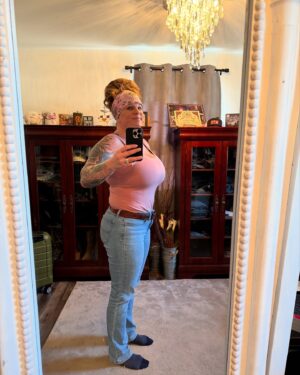 Jessica Kresa Instagram - Went from a size 12 to an 8 …….. 

 It takes more than just working out. It’s all bout what you are putting into your body. 

 I’ve changed up my Lifestyle quite a bit in the last couple of years and I’m loving my new lifestyle. 

 You eat like crap you’re going to feel like crap. Yes it’s a lot easier to eat like Sh!t , but I don’t like easy and I don’t like eating Sh!t….. 

 Invest in yourself please.. I’m not messin around…