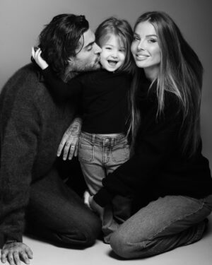 Jessica Thivenin Instagram - Family first 🖤
📷 @fannie_gortazar 
Collaboration commerciale