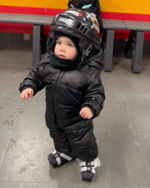 Jessica Tyler Instagram - Baby’s first time on the ice! 🏒🥅