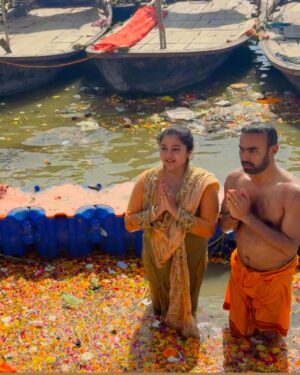 Jhilik Bhattacharjee Instagram - Truly once in a lifetime experience ❤️
Har Har Gange 🙏🏻 Har Har Mahadev 🙏🏻
#mahakumbh2025 #144yearskumbhmela #prayagraj #gange