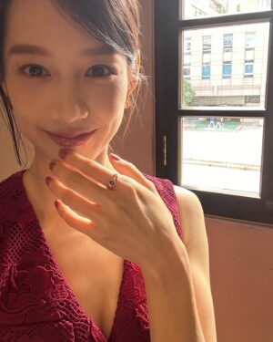 Jian Man-shu Instagram - 📸
「見城百事，老屋我城」老房子攝影徵件比賽，圓滿落幕了。

今年的投稿將近2000件作品，真的謝謝大家的熱情參與。在這段時間拿起相機，參訪臺北市的老房子，按下快門用光影創造出空間與情感，讓我們看到這些老房子的故事。

老房子不僅是過去的象徵，更是未來文化傳承的重要支柱。是一個家庭、一個社區、甚至是一個城市的歷史軌跡。

透過攝影，將瞬間凝聚成意義非凡的影像，人們因此停下腳步細細地感受作品傳遞出的情感，讓老房子的美好故事得以繼續流傳下去。

獲獎作品在「臺北記憶倉庫 Taipei Info Hub」
展出，大家有空可以去看展唷。
時間｜2024 / 11 / 24（日）－ 12 / 22（日）
地點｜臺北記憶倉庫 Taipei Info Hub （臺北市中正區忠孝西路一段265號）

#2024臺北古蹟日 #見城百事老屋我城 #老房子攝影 #臺北記憶倉庫 

@selfportraittaiwan @lesnereides_taiwanofficial @tun_grp @rogervivier @gherardofelloni @yin_szu_wen  @chiron_yun @backstage_aga @manshujian #lesnéréidestw #tungrp #RogerVivier #GherardoFelloni