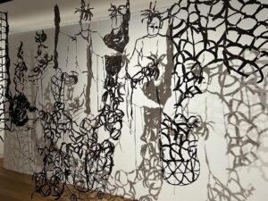Jian Man-shu Instagram - 🤍🖤
上週日去高雄市立美術館看了展。
主要看了《瞬間-穿越繪畫與攝影之旅 》與 《珍珠—南方視野的女性藝術》。很精彩，很喜歡。姊妹兩人也看得好開心，聽了好多關於作品的創作理念與背景故事。

展出簡介：

《瞬間》為高美館與泰德現代美術館再度攜手策劃的展覽。高雄為泰德現代美術館本次海外巡展唯一一站。集結大衛．霍克尼、畢卡索、安迪．沃荷、傑夫．沃爾、杉本博司等20世紀藝術巨匠。藉由繪畫與攝影交織的歷史脈絡展開對話。

 
《珍珠》是高雄市立美術館於「大南方多元史觀特藏室」推出的第三部曲。這次的展覽由高美館與新加坡國家美術館、新加坡美術館共同策劃。
以「南方」所匯聚的多元背景下代表性的女性藝術家為策展主題，關注邊緣化的歷史、性別、地理與藝術實踐，書寫多元且扎根於土地的故事，呈現了過去近三十年來臺灣與東南亞具開創性的女性藝術家創作。紀錄著女性視角下，小至個人、大至家國的生命歷程至今仍不斷帶給世人的啟發。
 
展出資訊：

國際特展《瞬間－穿越繪畫與攝影之旅》
展覽日期｜2024.6.29 -11.17
展覽地點｜高雄市立美術館101-103展覽室
展覽資訊｜https://bit.ly/43Yzz3a

《珍珠—南方視野的女性藝術》
展覽日期｜2024.10.05 - 2025.03.16
展覽地點｜高雄市立美術館 3樓展覽室
展覽資訊｜https://bit.ly/3XNs65C

#高雄市立美術館 #瞬間 #珍珠 #繪畫與攝影 #女性藝術