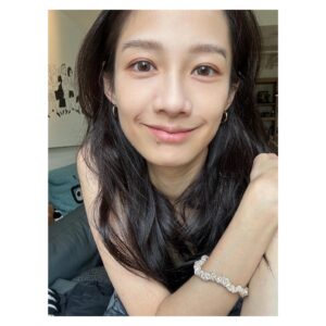 Jian Man-shu Instagram - 🪐
有人和我一樣，會刻意兩眼戴不一樣的顏色隱眼嗎？
今天挑了晶碩 JHAKA 的 #焦茶恬 和 #星烟恬 來戴。
（雖然我天秤座，但有些小地方我喜歡不對稱😌）
👈🏻左邊：焦茶恬 👉🏻右邊：星烟恬

@btp_tw_official @pegavision_official
#晶碩光學 #札佧 #JHAKA #晶碩彩色日拋 #晶澈BTP #屈臣氏

警語：
(一)配戴一般隱形眼鏡須經眼科醫師驗光配鏡取得處方箋，或經驗光人員驗光配鏡取得配鏡單，並定期接受眼科醫師追蹤檢查。
(二)本器材不得逾中文說明書建議之最長配戴時數、不得重覆配戴，於就寢前務必取下，以免感染或潰瘍。
(三)如有不適，應立即就醫。衛部醫器製字第007415號。桃市器廣字第11311013 號。