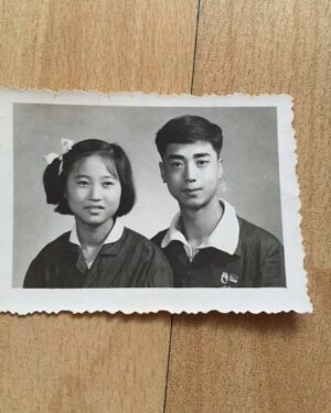 Jiang Mengjie Instagram - 亲爱的外公 再见了 我们有过无数美好的回忆 只能在此刻终止了。我相信你在另外一个世界一定会更幸福更开心 那一定是个没有痛苦和悲伤的地方。如果你有空的话可以在天上看看我哦 我还是会跟前几天一样 给你讲我工作的事情 生活的琐事 又或是遇到了什么有趣的事情 有一搭没一搭的， 我都能想到 你一定听得津津有味。只可惜 你没有办法再给我朋友圈点赞了 我也再也看不到你给我分享的照片视频了😭但是没关系 我已经把你最风光最有担当的样子记在脑海里了 你依然是我最帅的外公。再见啦～～你一定要幸福哦～～我会想你的 记得想我哦❤️❤️
ps：我有新戏你还是要来看哦 不看我会生气哒～～🤭🤭