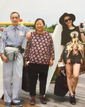 Jiang Mengjie Instagram - 亲爱的外公 再见了 我们有过无数美好的回忆 只能在此刻终止了。我相信你在另外一个世界一定会更幸福更开心 那一定是个没有痛苦和悲伤的地方。如果你有空的话可以在天上看看我哦 我还是会跟前几天一样 给你讲我工作的事情 生活的琐事 又或是遇到了什么有趣的事情 有一搭没一搭的， 我都能想到 你一定听得津津有味。只可惜 你没有办法再给我朋友圈点赞了 我也再也看不到你给我分享的照片视频了😭但是没关系 我已经把你最风光最有担当的样子记在脑海里了 你依然是我最帅的外公。再见啦～～你一定要幸福哦～～我会想你的 记得想我哦❤️❤️
ps：我有新戏你还是要来看哦 不看我会生气哒～～🤭🤭