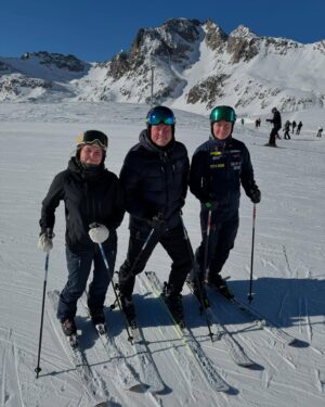 Jill Johnson Instagram - Grattis på 50-årsdagen älskade Mattias!!! -Och välkommen ikapp 🤩Nu börjar livet!

Vilka dagar vi har här i Schweiz tack vare dig♥️ -och som vi firar! 
Sol, alper och skidor, på ”längden och höjden”, -åhh så ljuvligt! Så tacksam för att du haft sånt tålamod med att lära  mig åka längdskidor och att jag får uppleva det med dig … igår var magiskt! ☀️🙏🏼

Tänk att du bjöd oss alla till schweiziska alperna! 
Hjärtat trummar på lite extra här på höjden, mest av kärlek😍!

Tack för allt du ger din omgivning, för att jag får vara vid din sida och skratta med dig!  Nu fortsätter firandet av din födelsedag och livet! 

Älskar dig! 😍

#mattias50
#stmoritz