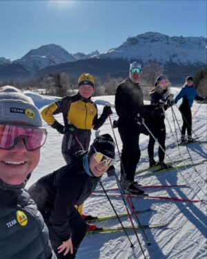 Jill Johnson Instagram - Grattis på 50-årsdagen älskade Mattias!!! -Och välkommen ikapp 🤩Nu börjar livet!

Vilka dagar vi har här i Schweiz tack vare dig♥️ -och som vi firar! 
Sol, alper och skidor, på ”längden och höjden”, -åhh så ljuvligt! Så tacksam för att du haft sånt tålamod med att lära  mig åka längdskidor och att jag får uppleva det med dig … igår var magiskt! ☀️🙏🏼

Tänk att du bjöd oss alla till schweiziska alperna! 
Hjärtat trummar på lite extra här på höjden, mest av kärlek😍!

Tack för allt du ger din omgivning, för att jag får vara vid din sida och skratta med dig!  Nu fortsätter firandet av din födelsedag och livet! 

Älskar dig! 😍

#mattias50
#stmoritz