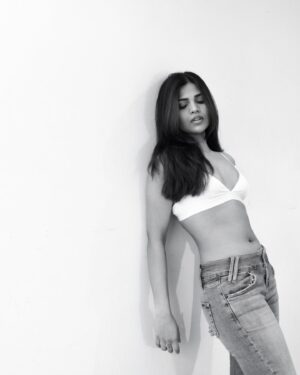 Jini Sundarraj Instagram - Blue jean baby.. @urbanoutfitters 
.
.
#insta #instafashion #instadaily #portfolioshoot #blackandwhite #modelshoot #modelling #manchester
