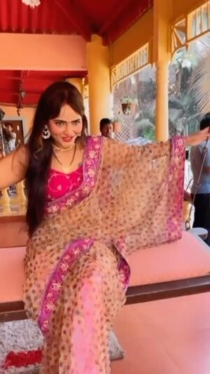 Jinnie Jaaz Instagram - Bekarar kar ke hume 

#jinnie #viralvideos #viralreels #viralposts