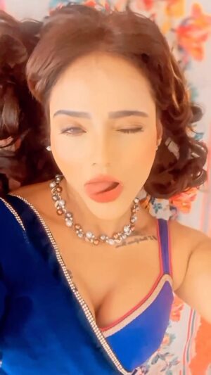 Jinnie Jaaz Instagram - Kabhi Sun toh jara 🫦

 #instagood #instagram #instalike #viralreels #viralvideos #viralpost #instafashion #sareelove #hotactress #hotmodels