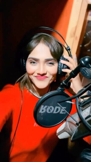 Jinnie Jaaz Instagram - I always love ❤️ 90s Songs 

#90s #90songs #bolly #bollywood #bollywoodsongs #ulluwebseries #jinnie