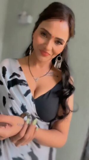 Jinnie Jaaz Instagram - Khas baat Insaan main nahi Nazar main hoti hai.
.
.
.
.
.
#dialoguereels #dialogues #reelwomen #lockup #reelife #sareeaddict #sareeloversofinstagram #sareeday #traditonalwear #reelfit