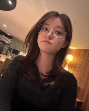 Jo Soo-min Instagram - Wait!!!🖐️ 안경 쓴 나 어떤데🤓