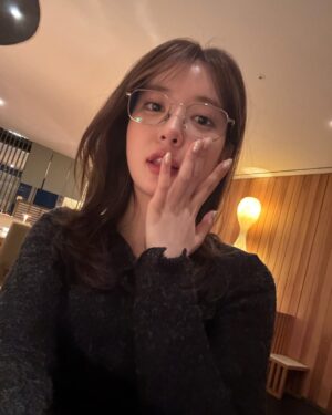 Jo Soo-min Instagram - Wait!!!🖐️ 안경 쓴 나 어떤데🤓