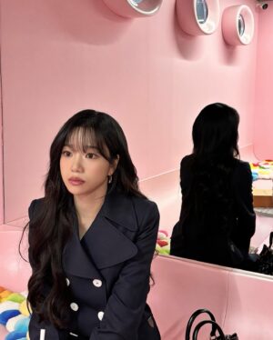 Jo Yu-ri Instagram - 🌈🩷 잔에 든 건 핑크색 핫초코였다!
#광고 @louisvuitton #LVxMurakami #LouisVuitton