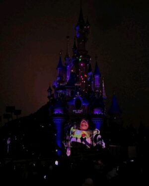 Joana Cruz Instagram - A magia da Disneyland Paris continua a comover e o novo espectáculo noturno Disney Tales of Magic é qualquer coisa de imperdível com drones a dar ainda mais fantasia ao show🤩 Amanhã e depois, o Café da Manhã da @rfmportugal será ainda mais especial 🌺
#disneylandparis #disney #paris #magic @agenciaabreu @rfmportugal