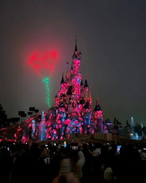 Joana Cruz Instagram - A magia da Disneyland Paris continua a comover e o novo espectáculo noturno Disney Tales of Magic é qualquer coisa de imperdível com drones a dar ainda mais fantasia ao show🤩 Amanhã e depois, o Café da Manhã da @rfmportugal será ainda mais especial 🌺
#disneylandparis #disney #paris #magic @agenciaabreu @rfmportugal