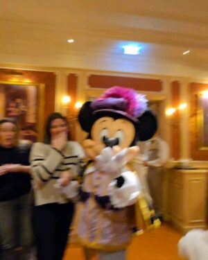 Joana Cruz Instagram - A magia da Disneyland Paris continua a comover e o novo espectáculo noturno Disney Tales of Magic é qualquer coisa de imperdível com drones a dar ainda mais fantasia ao show🤩 Amanhã e depois, o Café da Manhã da @rfmportugal será ainda mais especial 🌺
#disneylandparis #disney #paris #magic @agenciaabreu @rfmportugal