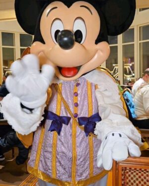 Joana Cruz Instagram - A magia da Disneyland Paris continua a comover e o novo espectáculo noturno Disney Tales of Magic é qualquer coisa de imperdível com drones a dar ainda mais fantasia ao show🤩 Amanhã e depois, o Café da Manhã da @rfmportugal será ainda mais especial 🌺
#disneylandparis #disney #paris #magic @agenciaabreu @rfmportugal