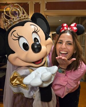 Joana Cruz Instagram - A magia da Disneyland Paris continua a comover e o novo espectáculo noturno Disney Tales of Magic é qualquer coisa de imperdível com drones a dar ainda mais fantasia ao show🤩 Amanhã e depois, o Café da Manhã da @rfmportugal será ainda mais especial 🌺
#disneylandparis #disney #paris #magic @agenciaabreu @rfmportugal