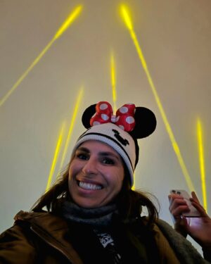 Joana Cruz Instagram - A magia da Disneyland Paris continua a comover e o novo espectáculo noturno Disney Tales of Magic é qualquer coisa de imperdível com drones a dar ainda mais fantasia ao show🤩 Amanhã e depois, o Café da Manhã da @rfmportugal será ainda mais especial 🌺
#disneylandparis #disney #paris #magic @agenciaabreu @rfmportugal