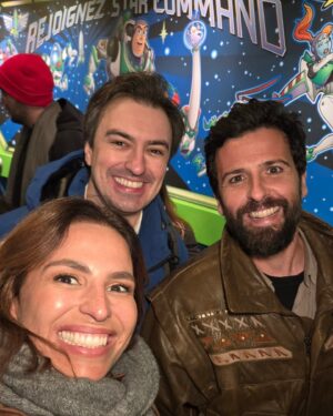 Joana Cruz Instagram - A magia da Disneyland Paris continua a comover e o novo espectáculo noturno Disney Tales of Magic é qualquer coisa de imperdível com drones a dar ainda mais fantasia ao show🤩 Amanhã e depois, o Café da Manhã da @rfmportugal será ainda mais especial 🌺
#disneylandparis #disney #paris #magic @agenciaabreu @rfmportugal