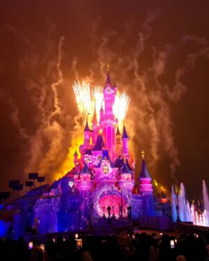 Joana Cruz Instagram - A magia da Disneyland Paris continua a comover e o novo espectáculo noturno Disney Tales of Magic é qualquer coisa de imperdível com drones a dar ainda mais fantasia ao show🤩 Amanhã e depois, o Café da Manhã da @rfmportugal será ainda mais especial 🌺
#disneylandparis #disney #paris #magic @agenciaabreu @rfmportugal