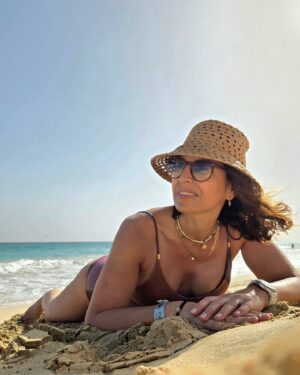 Joana Cruz Instagram - Quase 3 anos depois volto a ser feliz na Ilha do Sal 🤍 🤎 Os cenários são iguais, mas o cabelo cresceu e esta Joana também fez por isso. E espero continuar a voltar e a trazer novas evoluções a este lugar que é tão seguro e acolhedor 🤎🤍 
@oasisatlantico.hotels
#oasissalinassearesort #nostress #ilhadosal #caboverde #capeverde