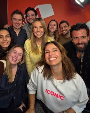 Joana Cruz Instagram - Obrigada, obrigada, obrigada 🌺 Dois anos e meio a acordar de madrugada junto desta equipa que fazia tudo com muita vontade. Adoro-os a todos e o Café da Manhã da @rfmportugal deu-nos com os ouvintes, convidados e, entre nós que a fazemos,  muitas alegrias. As memórias ficam no feed lá atrás e nesta rádio vou continuar a escrever mais histórias para colecionar 🌺 E sim, o Natal pode acontecer quando esta mulher quiser!😅 Estou pronta para os presentes que a vida volta sempre a dar 🌺 Até já, estamos todos por perto 🌺
#rfm #dreamteam #iconic