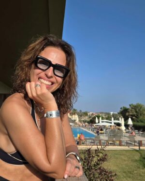 Joana Cruz Instagram - Quase 3 anos depois volto a ser feliz na Ilha do Sal 🤍 🤎 Os cenários são iguais, mas o cabelo cresceu e esta Joana também fez por isso. E espero continuar a voltar e a trazer novas evoluções a este lugar que é tão seguro e acolhedor 🤎🤍 
@oasisatlantico.hotels
#oasissalinassearesort #nostress #ilhadosal #caboverde #capeverde