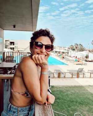 Joana Cruz Instagram - Quase 3 anos depois volto a ser feliz na Ilha do Sal 🤍 🤎 Os cenários são iguais, mas o cabelo cresceu e esta Joana também fez por isso. E espero continuar a voltar e a trazer novas evoluções a este lugar que é tão seguro e acolhedor 🤎🤍 
@oasisatlantico.hotels
#oasissalinassearesort #nostress #ilhadosal #caboverde #capeverde