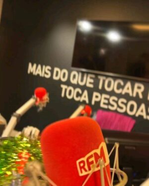 Joana Cruz Instagram - Obrigada, obrigada, obrigada 🌺 Dois anos e meio a acordar de madrugada junto desta equipa que fazia tudo com muita vontade. Adoro-os a todos e o Café da Manhã da @rfmportugal deu-nos com os ouvintes, convidados e, entre nós que a fazemos,  muitas alegrias. As memórias ficam no feed lá atrás e nesta rádio vou continuar a escrever mais histórias para colecionar 🌺 E sim, o Natal pode acontecer quando esta mulher quiser!😅 Estou pronta para os presentes que a vida volta sempre a dar 🌺 Até já, estamos todos por perto 🌺
#rfm #dreamteam #iconic