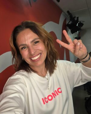 Joana Cruz Instagram - Obrigada, obrigada, obrigada 🌺 Dois anos e meio a acordar de madrugada junto desta equipa que fazia tudo com muita vontade. Adoro-os a todos e o Café da Manhã da @rfmportugal deu-nos com os ouvintes, convidados e, entre nós que a fazemos,  muitas alegrias. As memórias ficam no feed lá atrás e nesta rádio vou continuar a escrever mais histórias para colecionar 🌺 E sim, o Natal pode acontecer quando esta mulher quiser!😅 Estou pronta para os presentes que a vida volta sempre a dar 🌺 Até já, estamos todos por perto 🌺
#rfm #dreamteam #iconic
