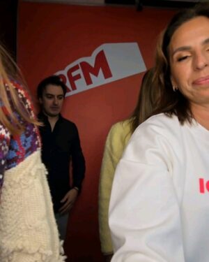 Joana Cruz Instagram - Obrigada, obrigada, obrigada 🌺 Dois anos e meio a acordar de madrugada junto desta equipa que fazia tudo com muita vontade. Adoro-os a todos e o Café da Manhã da @rfmportugal deu-nos com os ouvintes, convidados e, entre nós que a fazemos,  muitas alegrias. As memórias ficam no feed lá atrás e nesta rádio vou continuar a escrever mais histórias para colecionar 🌺 E sim, o Natal pode acontecer quando esta mulher quiser!😅 Estou pronta para os presentes que a vida volta sempre a dar 🌺 Até já, estamos todos por perto 🌺
#rfm #dreamteam #iconic