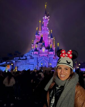 Joana Cruz Instagram - A magia da Disneyland Paris continua a comover e o novo espectáculo noturno Disney Tales of Magic é qualquer coisa de imperdível com drones a dar ainda mais fantasia ao show🤩 Amanhã e depois, o Café da Manhã da @rfmportugal será ainda mais especial 🌺
#disneylandparis #disney #paris #magic @agenciaabreu @rfmportugal