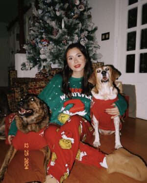 Joana Gentil Instagram - Feliz Natal a todos! 🎄 os calendários do advento chegaram ao fim, quem é que vai dar a notícia as minhas cadelas? 😂