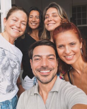 Joana Solnado Instagram - A garota de Ipanema veio a Lisboa mostrar o barrigão, e  juntou a gataria toda!! 😍

#etadomingão
#naoficaramtodas