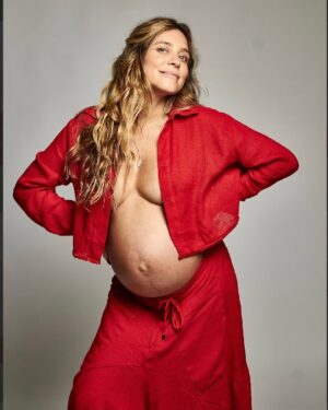 Joana Solnado Instagram - Vem 2025! 

Te esperamos com Amor(a)! 

❤️@flowerpower_502 
❤️@vinicius.mariano

Styling da magnânima carlagaran
Lente do incrível @balbino.x 
@rapunzeldamake