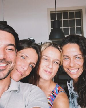 Joana Solnado Instagram - A garota de Ipanema veio a Lisboa mostrar o barrigão, e  juntou a gataria toda!! 😍

#etadomingão
#naoficaramtodas