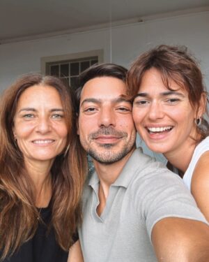 Joana Solnado Instagram - A garota de Ipanema veio a Lisboa mostrar o barrigão, e  juntou a gataria toda!! 😍

#etadomingão
#naoficaramtodas