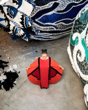 Joana Vasconcelos Instagram - Feminista, surrealista, irónica y pop, la artista portuguesa @joanavasconcelosatelier protagoniza una nueva edición de En Vogue coincidiendo con la inauguración, el próximo 13 de febrero, de su exposición ‘Flamboyant’ en el madrileño Palacio de Liria que cuenta con el patrocinio de @dior. “Ayudo a la gente a salir de la vida diaria y de la banalidad para dar espacio a una conexión más profunda”, nos cuenta sobre su trabajo.
{Puedes leer la entrevista completa en el link de la bio de @voguespain}
▪Fotografía: @cesarsegarra_
▪Estilismo: @patricia.lopezp
▪Texto: @cecilia_casero
▪Maquillaje y peluquería: @juliakraemermakeup

Feminist, surrealist, ironic and pop, portuguese artist @joanavasconcelosatelier stars in a new ‘In Vogue’ edition, coinciding with the inauguration, on February 13th, of her new exhibit, ‘Flamboyant’, at the Palacio de Liria in Madrid, sponsored by @dior. “I help people to get out of their daily life and the banality of it to create space for a deeper connection", she says about her work.
{Read the full interview at @voguespain’s link in bio}
