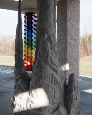 Joana Vasconcelos Instagram - „Stalagnat“ von Osman Khan mit „Connection“ von Joana Vasconcelos sowie der Säule von Ulrich Rückriem im Hintergrund. Auf Slide 2 ein farbenfrohes Detail von „Connection“.

„Stalagnat“ by Osman Khan with „Connection“ by Joana Vasconcelos and the column by Ulrich Rückriem in the background. On slide 2, a colorful detail of „Connection“.

STOA169 #Polling